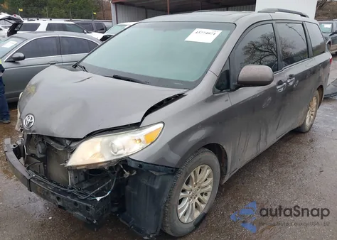 2015 Toyota Sienna Xle 8 Passenger z USA, uszkodzony, nr VIN 5TDYK3DC5FS609741
